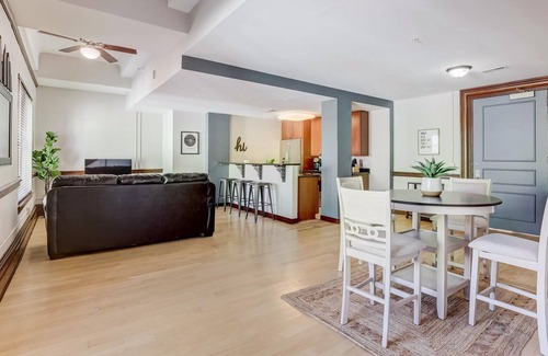 Downtown Lincoln Apartment | Frontdesk | 2 BR Apt by Nebraska State Capitol