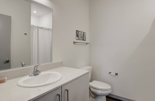 Downtown Lincoln Apartment | Frontdesk | 4 BR Apt near the Deer Springs Winery