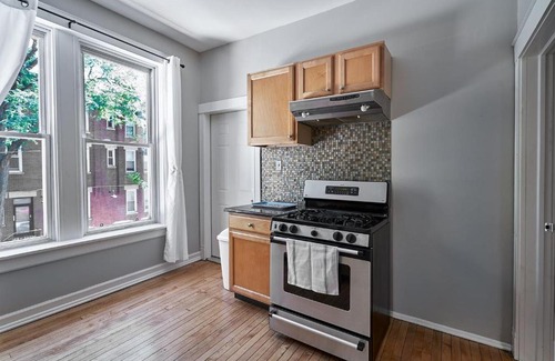 Wrightwood Neighbors Apartment | FRONTDESK Bright Open 3 BR Apt in West DePaul