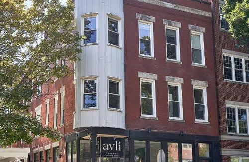 Wrightwood Neighbors Apartment | FRONTDESK Bright Open 3 BR Apt in West DePaul