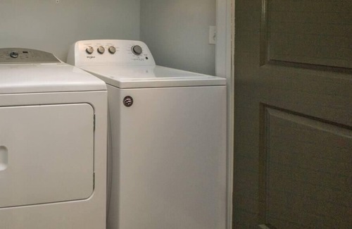 Downtown Des Moines Apartment | Frontdesk | Spacious and Updated 2 BR Apt