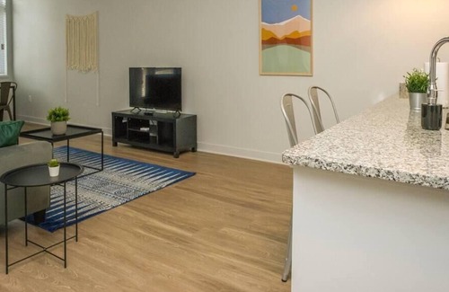 Downtown Des Moines Apartment | Frontdesk | Updated 2 BR with Parking
