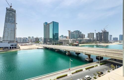 Abu Dhabi Apartment | Full Canal Views - 5 min walk from ADGM, Cleveland & Galleria - Ideal for Corporate Guests & Business Professionals - Huge Balcony
