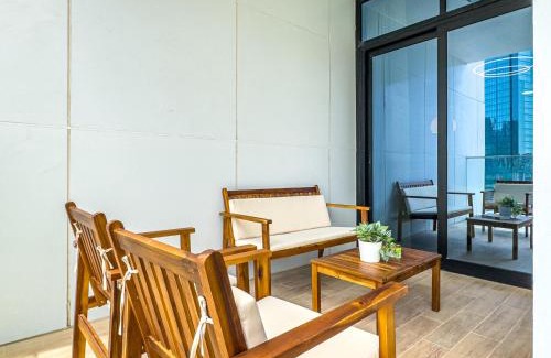 Abu Dhabi Apartment | Full Canal Views - 5 min walk from ADGM, Cleveland & Galleria - Ideal for Corporate Guests & Business Professionals - Huge Balcony