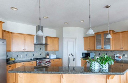 Southwest Mission House | Full House with Amazing Okanagan Views and Hot Tub