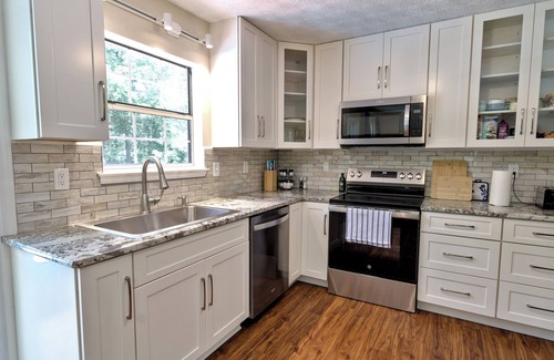 Cartersville House | Full Kitchen, Backyard, Ping Pong, Desk and Patio - Family Retreat at LakePoint