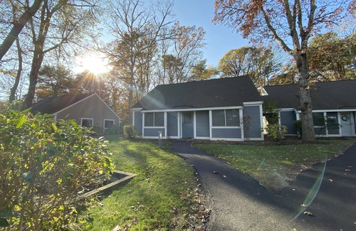 Brewster Condo | Fully Air Conditioned & Renovated with new furnishings, King Bed & Pool (Fees apply)