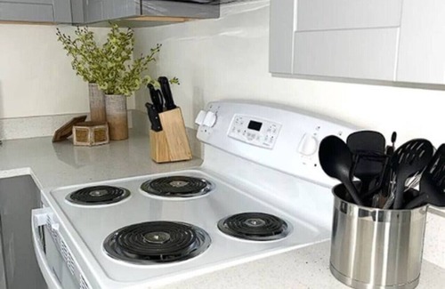 Southgate House | Fully Fenced w/Hot tub near Siesta Key Bridge!