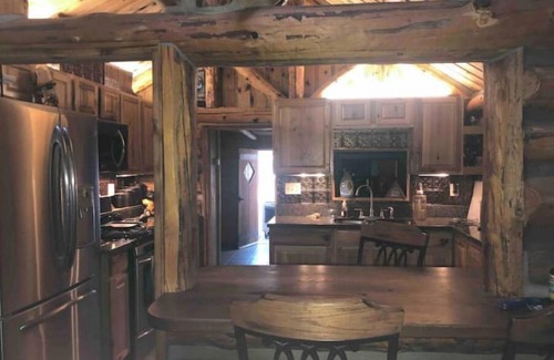 Pinetop-Lakeside Cabin | Fully fenced yard, dogs welcome!