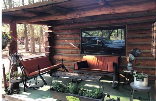 Pinetop-Lakeside Cabin | Fully fenced yard, dogs welcome!