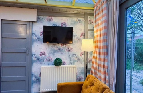 Elm Park House | Fully Furnished Easy London Stay-Access by Elm Park & City Airport-Studio