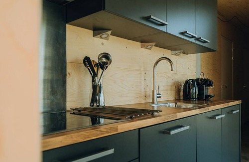 Ouddorp Ski Chalet | Fully furnished holiday home for six people, close to all amenities in the park.