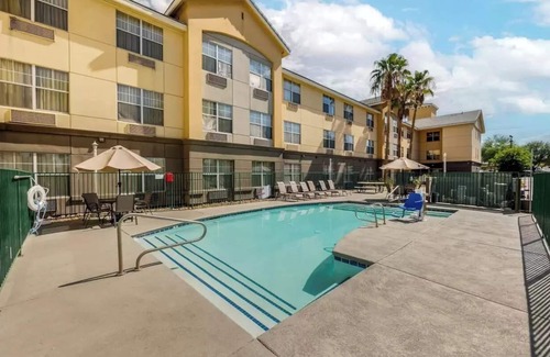Paradise Apartment | Fully Furnished Hotel Suites in Las Vegas with Fitness Room and Outdoor Pool