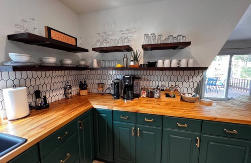 Friendship Cabin | Fully Loaded Cabin, Coffee Bar, NEW Hot Tub, Epic Firepit, Close to the Dells