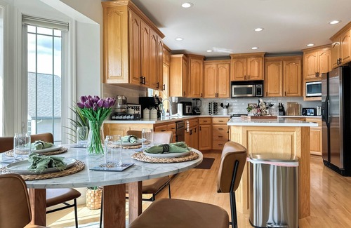 College Place House | FULLY LOADED - hot tub - pool table - arcade games - 10 min from Downtown WW