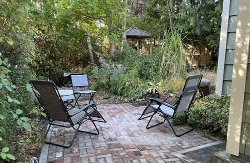 Gorge -Tillicum Area Cottage | Fully renovated city cottage