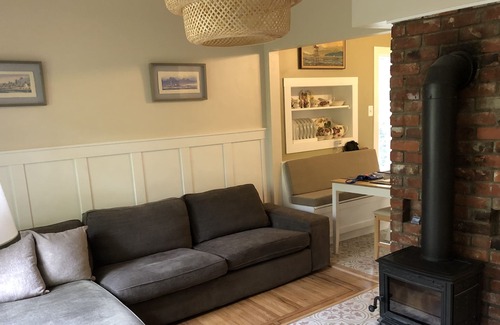 Gorge -Tillicum Area Cottage | Fully renovated city cottage