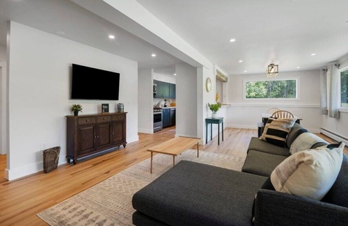 Stowe Condo | Fully Renovated Condo in Heart of Stowe