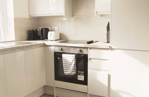West Hendon Apartment | Fully renovated Woodfield apartment