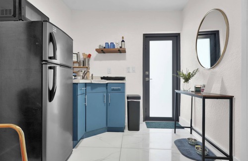 West Little River House | Fully-Stocked Guest Suite Retreat w/Private Patio, Free Parking. Near Hotspots