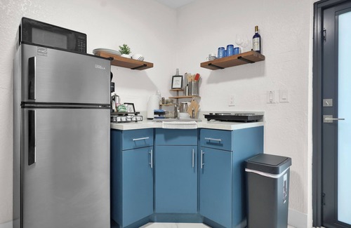 West Little River House | Fully-Stocked Guest Suite Retreat w/Private Patio, Free Parking. Near Hotspots