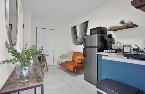 West Little River House | Fully-Stocked Guest Suite Retreat w/Private Patio, Free Parking. Near Hotspots