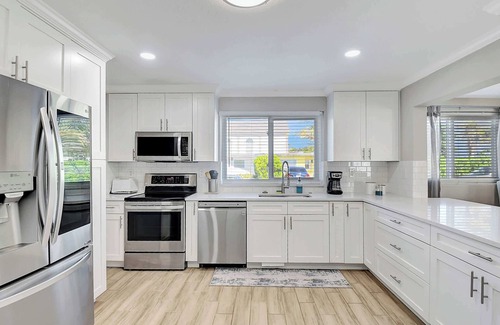 Delray Beach House | Fully Updated Home Sleeps 8 5 Min to the Beach!