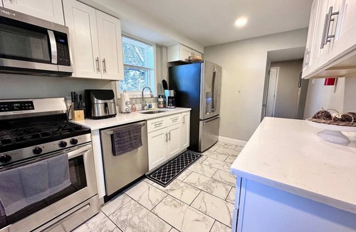 Baldwin House | Fun 4 BR 2 bath FULL renovated house w/driveway