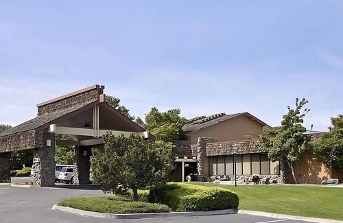 Tri-Cities Hotel | Fun at Gesa Carousel of Dreams! Family-friendly Unit, w/Outdoor Pool & Parking!