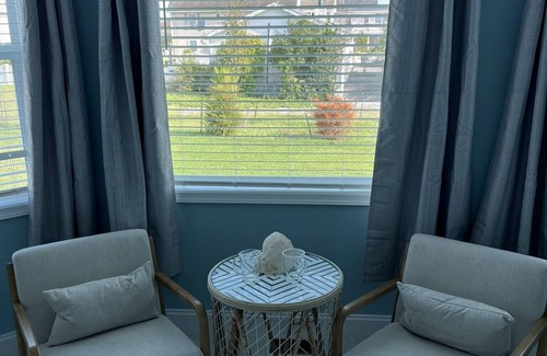 Cedar Neck House | Fun family vacation spot! 4 Bedrooms, Screened in Back Porch, Large Family Room.