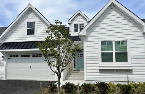 Cedar Neck House | Fun family vacation spot! 4 Bedrooms, Screened in Back Porch, Large Family Room.