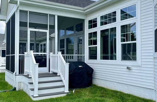 Cedar Neck House | Fun family vacation spot! 4 Bedrooms, Screened in Back Porch, Large Family Room.