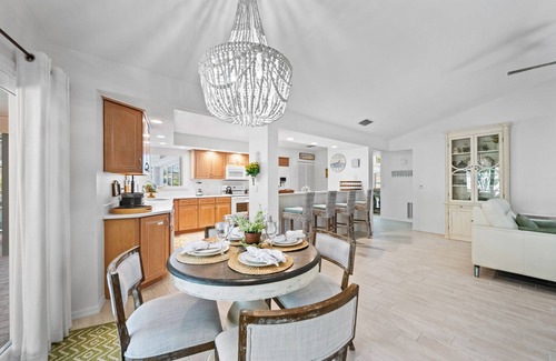 Palma Sola House | Fun-Filled Retreat: Pool, PS5 and Near Anna Maria Island