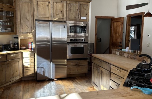 Warrior's Mark West House | Fun home,walk ski shuttle to mnt,hot-tub,sledding,mtn views,kid&pet👍 town 5 mins