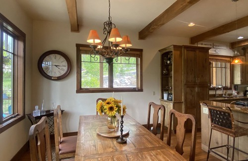 Warrior's Mark West House | Fun home,walk ski shuttle to mnt,hot-tub,sledding,mtn views,kid&pet👍 town 5 mins