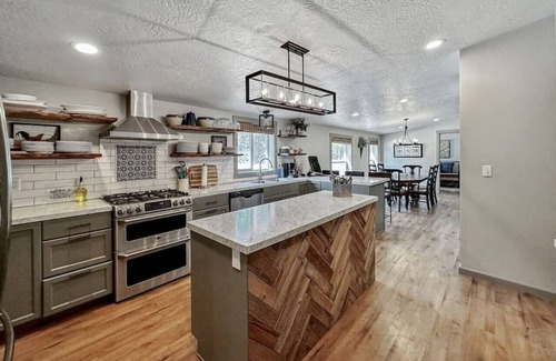 Cascade Apartment | Fun Modern Cabin Near Clear Creek Station