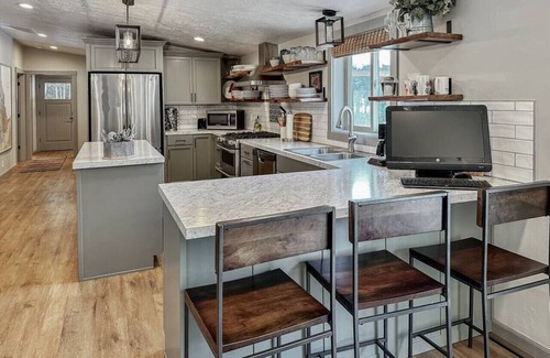 Cascade Apartment | Fun Modern Cabin Near Clear Creek Station