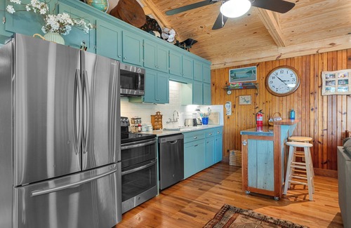 Mid America House | “Fun” place! — Exceptional" —near Oaklawn Park, Garvin Gardens and Restaurants