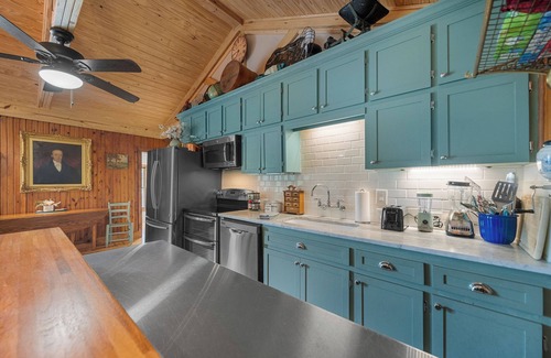 Mid America House | “Fun” place! — Exceptional" —near Oaklawn Park, Garvin Gardens and Restaurants