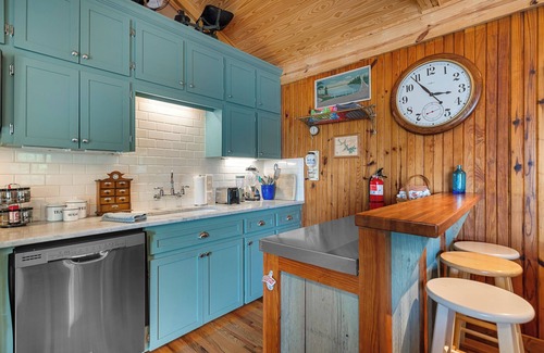 Mid America House | “Fun” place! — Exceptional" —near Oaklawn Park, Garvin Gardens and Restaurants