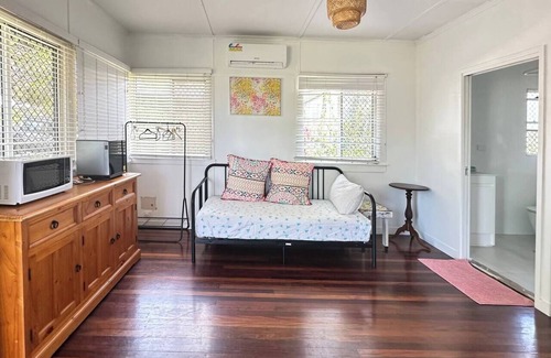 Taigum House | Funky Corner 1 Brm House by Taigum -A/C+Wifi+Deck