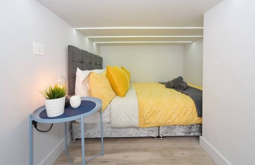 Canford Cliffs Apartment | ⭐⭐⭐⭐⭐ Funky Microhouse, near BEACH WIFI & Netflix