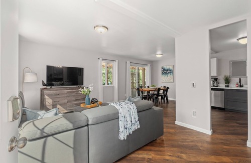 Echo Lake House | Furnished 3BR/2.5BA Duplex Home with Garage & Office in Snohomish, WA!