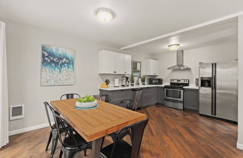 Echo Lake House | Furnished 3BR/2.5BA Duplex Home with Garage & Office in Snohomish, WA!