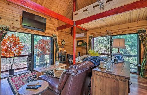 Strawberry House | Furnished Deck Romantic StrawberryandPine Studio!