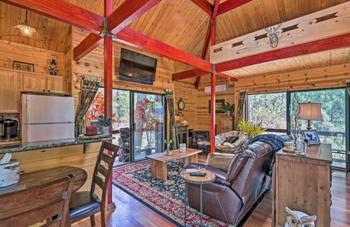 Strawberry House | Furnished Deck Romantic StrawberryandPine Studio!