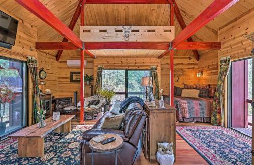 Strawberry House | Furnished Deck Romantic StrawberryandPine Studio!