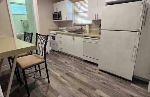 Hollywood Apartment | Furnished Hollywood unit 1/1, 2 Exterior patios for mid/long-term
