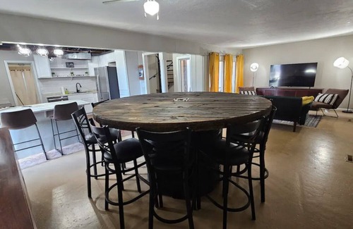 Vicksburg House | Furnished Home Sleeps 10