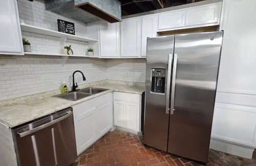 Vicksburg House | Furnished Home Sleeps 10